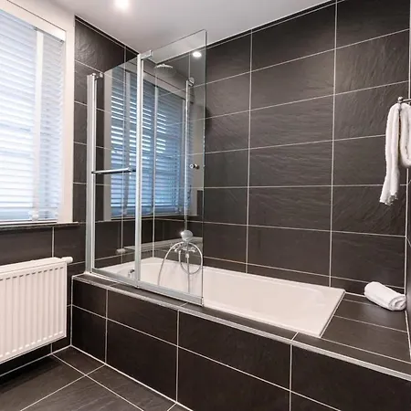Huswell - Fabulous House For 8 People With Sunny Garden *
